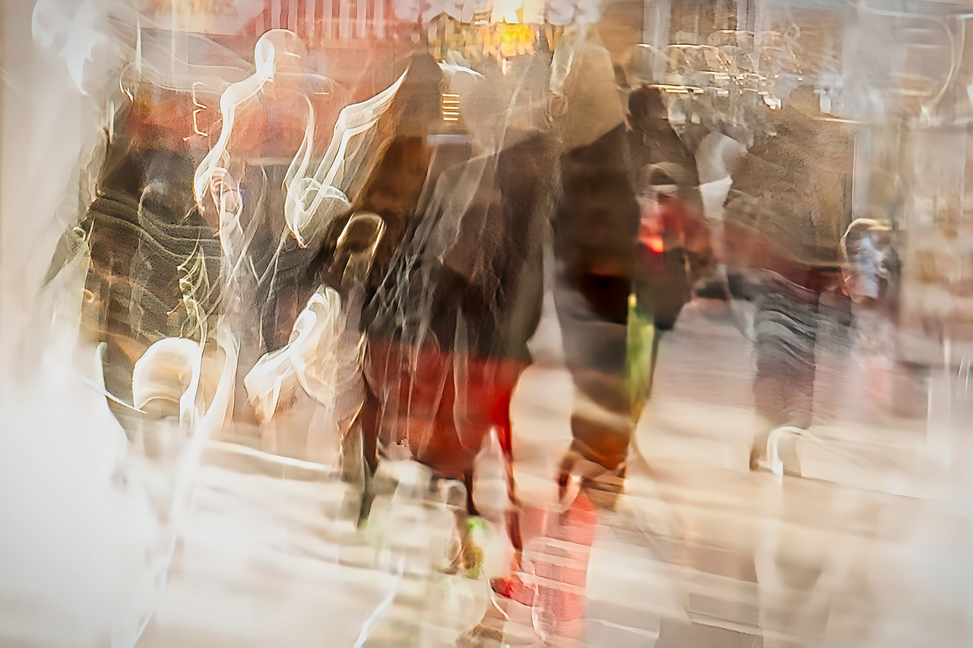 Moderne fotografie draait allang niet meer alleen om techniek of perfecte scherpte. Juist in nabewerking ontstaat vaak de magie. Een foto mag schuren, dromerig zijn of emoties oproepen.
